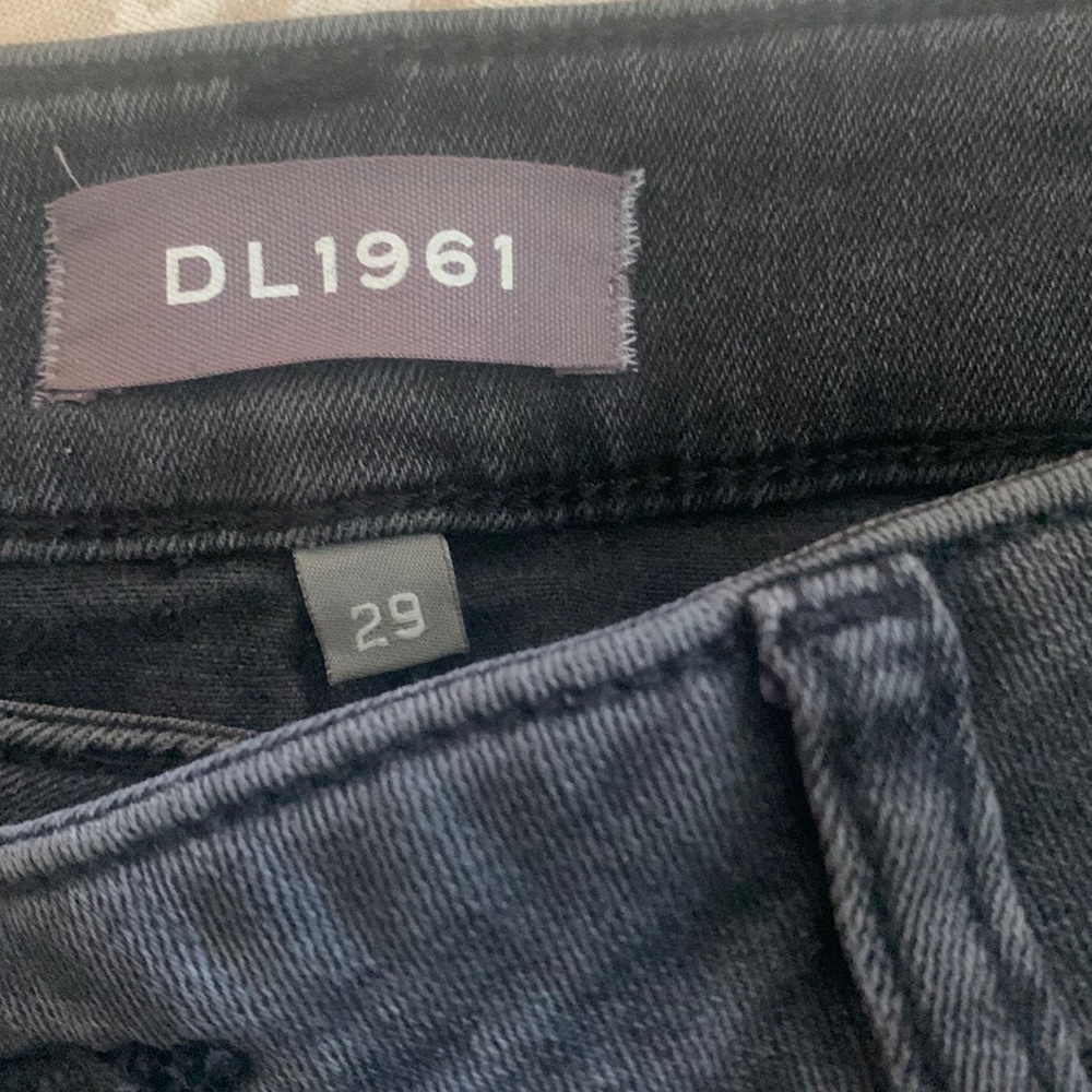 Black jean with velvet seam